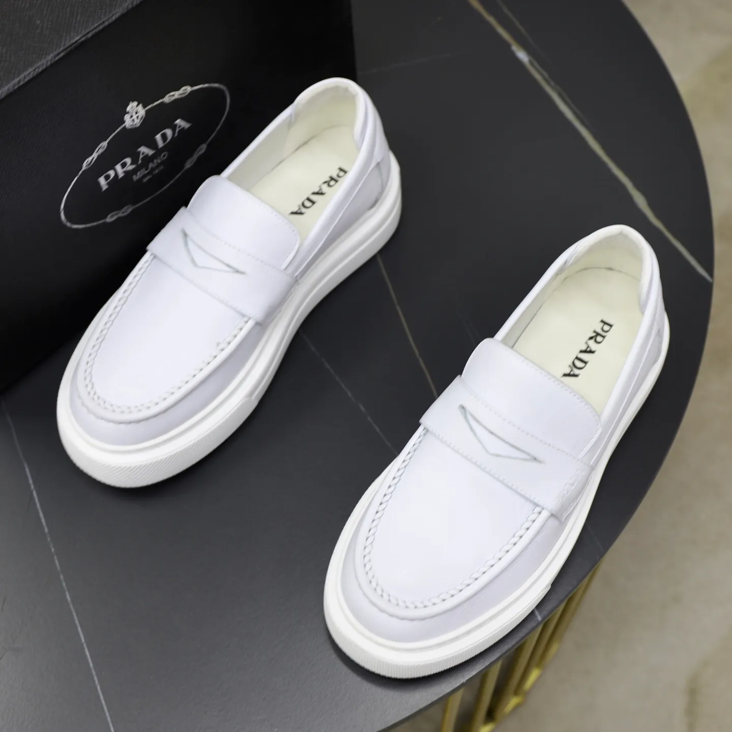 Ex-factory price: 500💰🙅‍♂️🙅‍♂️🙅‍♂️ Brand: PRADA Standard code: Men's code 38-44 (45 can be customized) Grade: Same style as the official website Original order quality Material: Original cowhide surface Comfortable lining Original outsole Style category: Men's fashionable casual leather shoes Distinguished big-name luxury elements Top luxury Color: Color of the actual picture